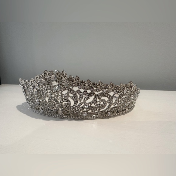 Tiara - Picture 5 of 8